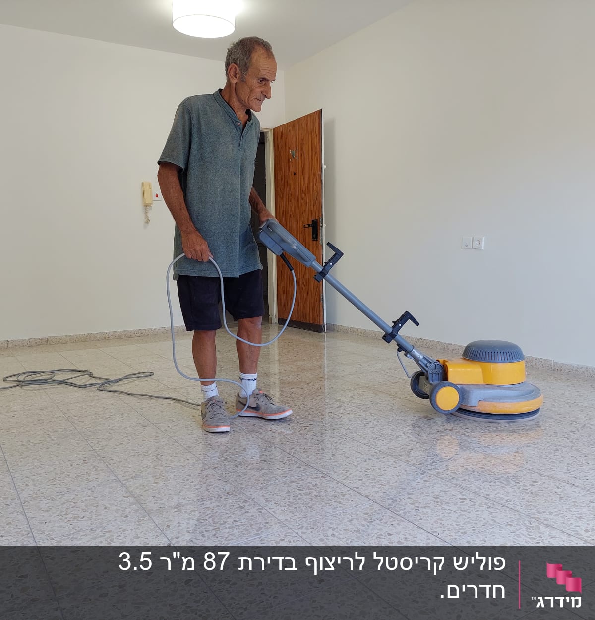אדם מנקה רצפה עם מכונת פוליש חשמלית
